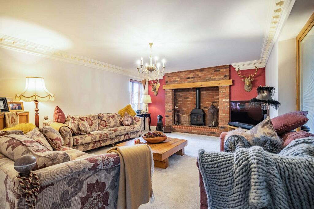 Additional property image - Luxury Home On Weston Lane, Bulkington, CV12 9RX