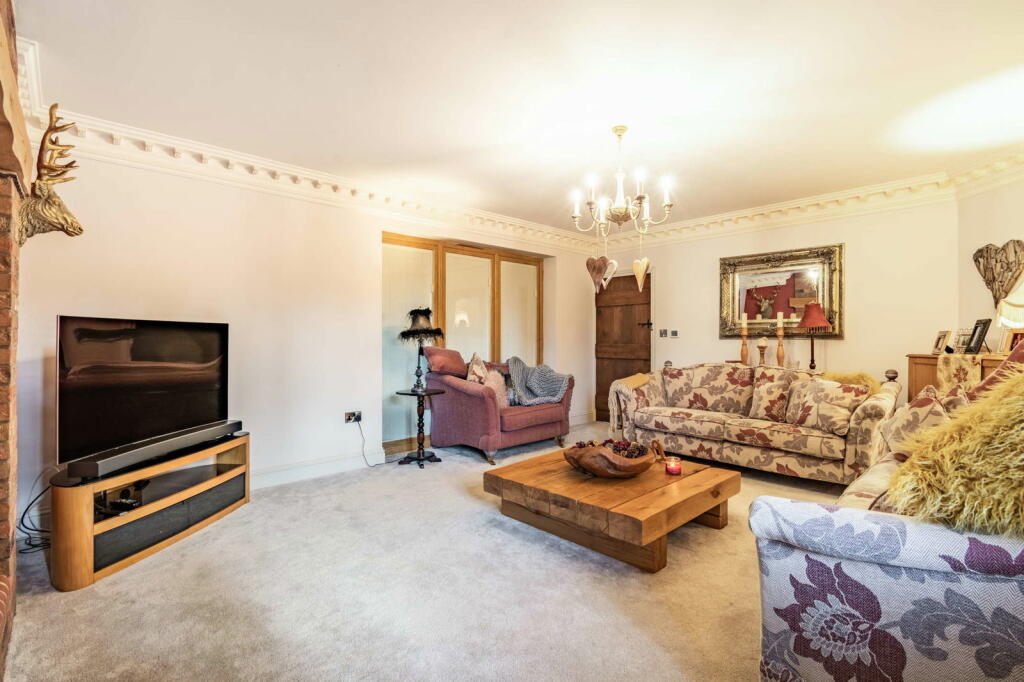 Additional property image - Luxury Home On Weston Lane, Bulkington, CV12 9RX