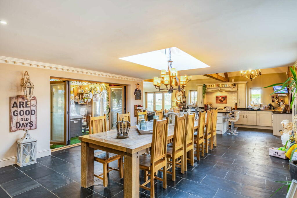 Additional property image - Luxury Home On Weston Lane, Bulkington, CV12 9RX