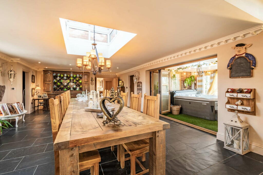 Additional property image - Luxury Home On Weston Lane, Bulkington, CV12 9RX