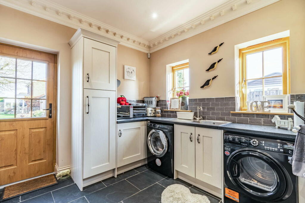 Additional property image - Luxury Home On Weston Lane, Bulkington, CV12 9RX