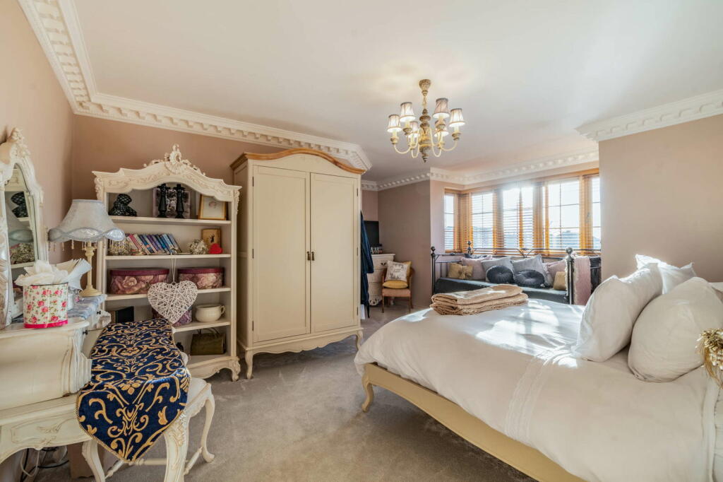 Additional property image - Luxury Home On Weston Lane, Bulkington, CV12 9RX