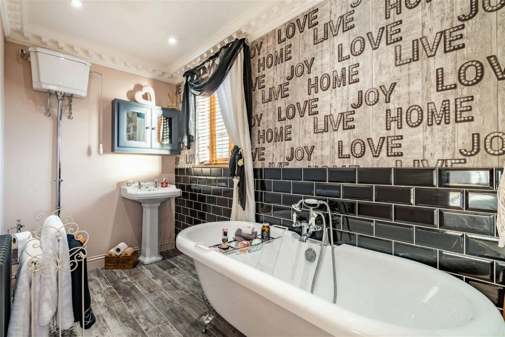 Additional property image - Luxury Home On Weston Lane, Bulkington, CV12 9RX