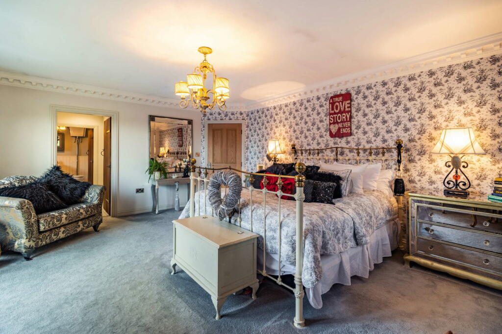 Additional property image - Luxury Home On Weston Lane, Bulkington, CV12 9RX
