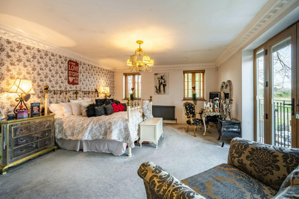 Additional property image - Luxury Home On Weston Lane, Bulkington, CV12 9RX