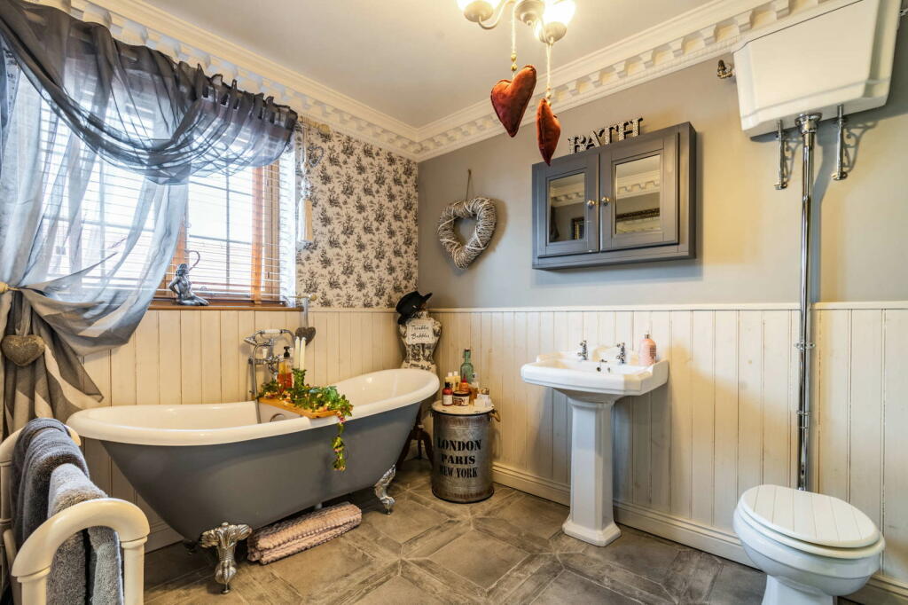 Additional property image - Luxury Home On Weston Lane, Bulkington, CV12 9RX