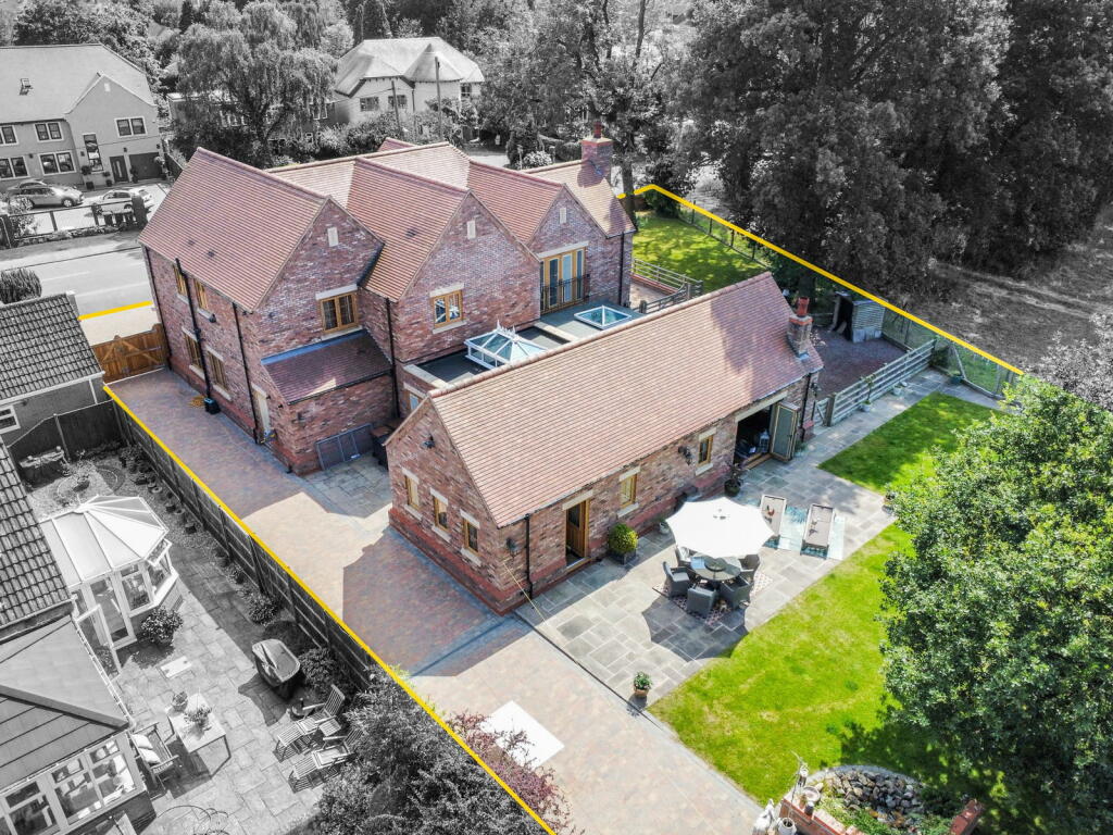 Additional property image - Luxury Home On Weston Lane, Bulkington, CV12 9RX
