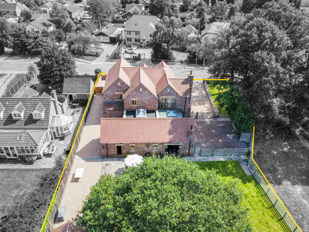 Additional property image - Luxury Home On Weston Lane, Bulkington, CV12 9RX