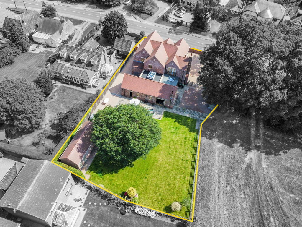 Additional property image - Luxury Home On Weston Lane, Bulkington, CV12 9RX
