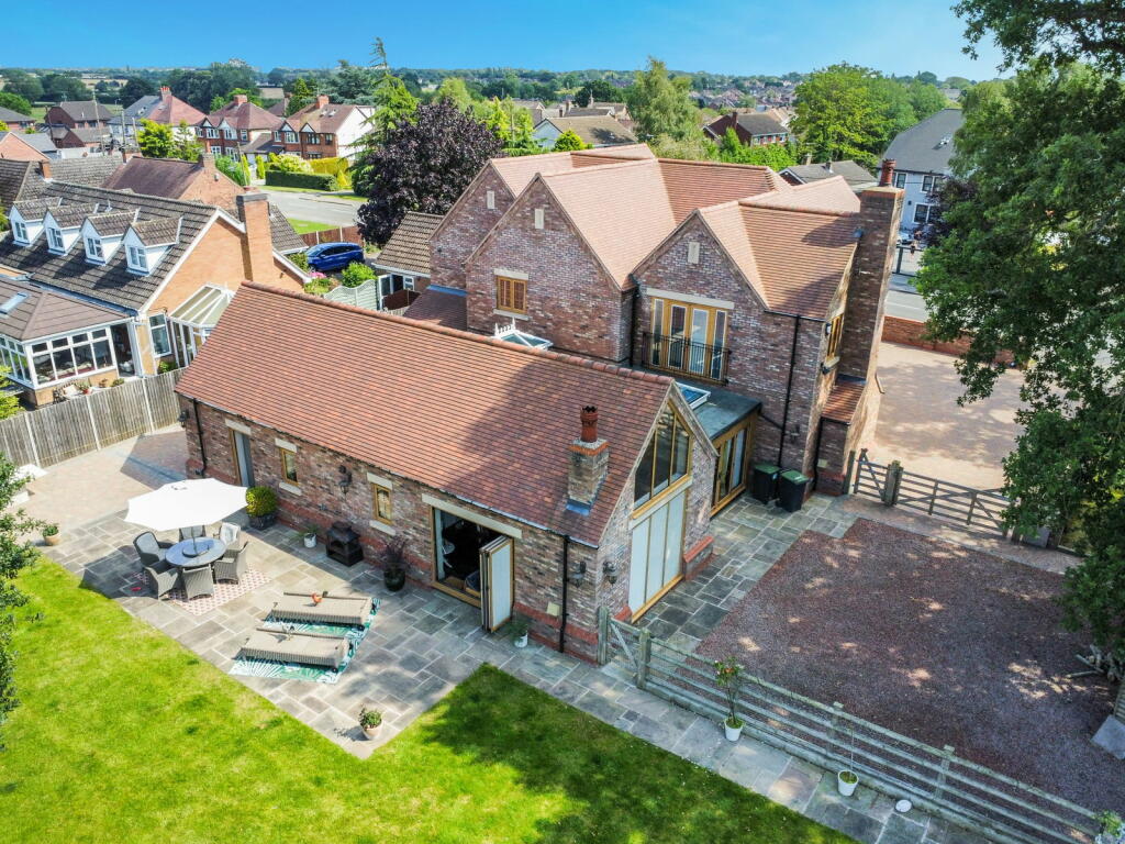 Additional property image - Luxury Home On Weston Lane, Bulkington, CV12 9RX