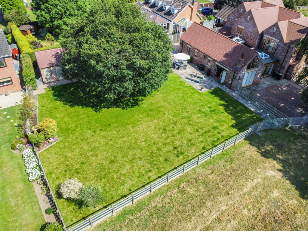Additional property image - Luxury Home On Weston Lane, Bulkington, CV12 9RX