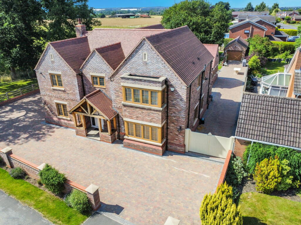 Additional property image - Luxury Home On Weston Lane, Bulkington, CV12 9RX