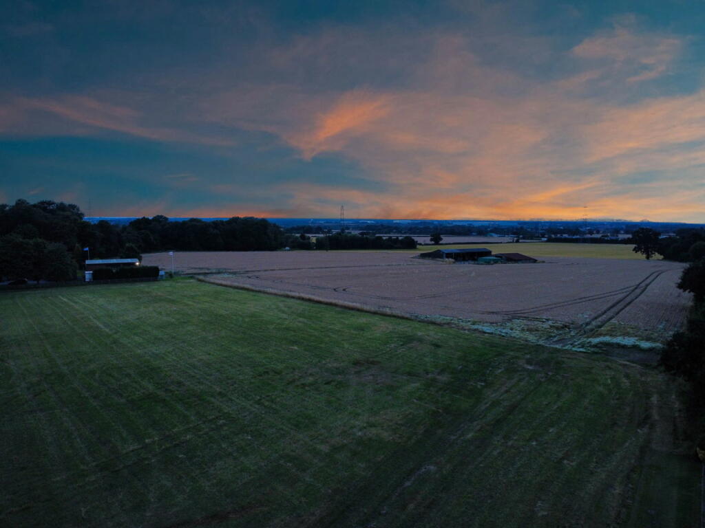 Additional property image - Luxury Home On Weston Lane, Bulkington, CV12 9RX