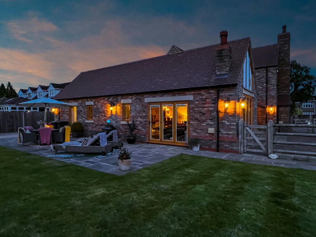 Additional property image - Luxury Home On Weston Lane, Bulkington, CV12 9RX