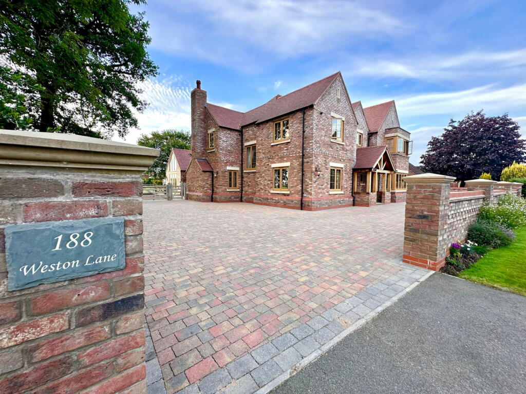 Additional property image - Luxury Home On Weston Lane, Bulkington, CV12 9RX
