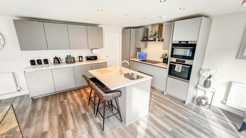Additional property image - Over 2,000sqft Perfect Family Home! Russett Avenue, Nuneaton, CV11 6YW