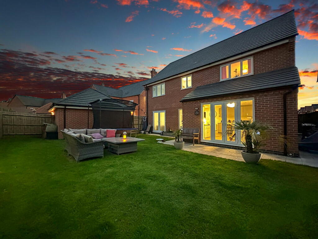 Additional property image - Over 2,000sqft Perfect Family Home! Russett Avenue, Nuneaton, CV11 6YW