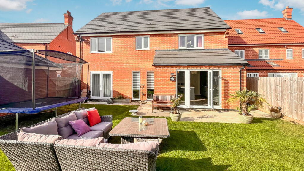 Additional property image - Over 2,000sqft Perfect Family Home! Russett Avenue, Nuneaton, CV11 6YW