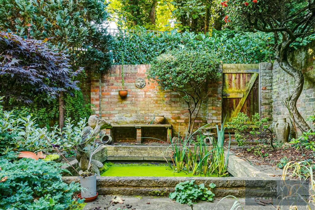 4 bedroom end of terrace house for sale in Caroline Close, Croydon, CR0