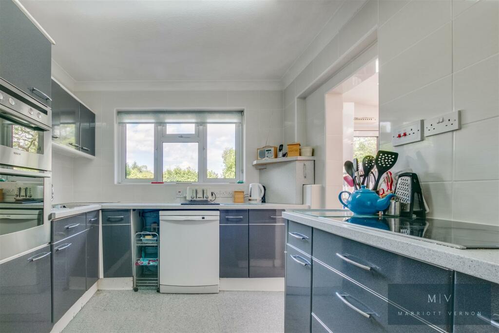 Additional property image - Mountwood Close, South Croydon