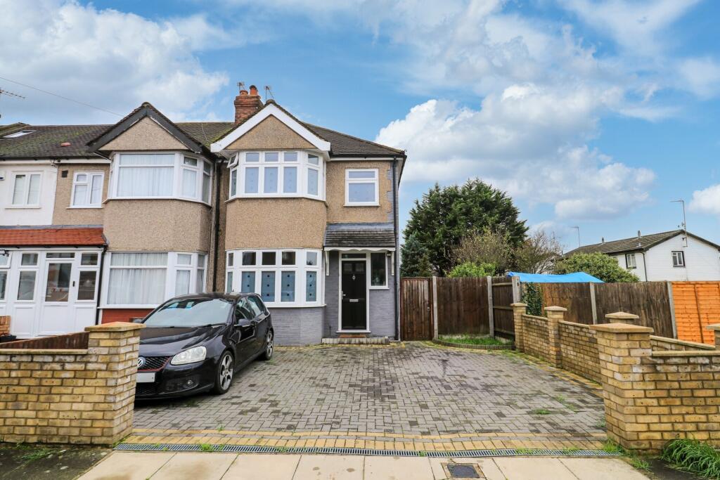 3 bedroom end of terrace house for sale in Marrilyne Avenue, EN3