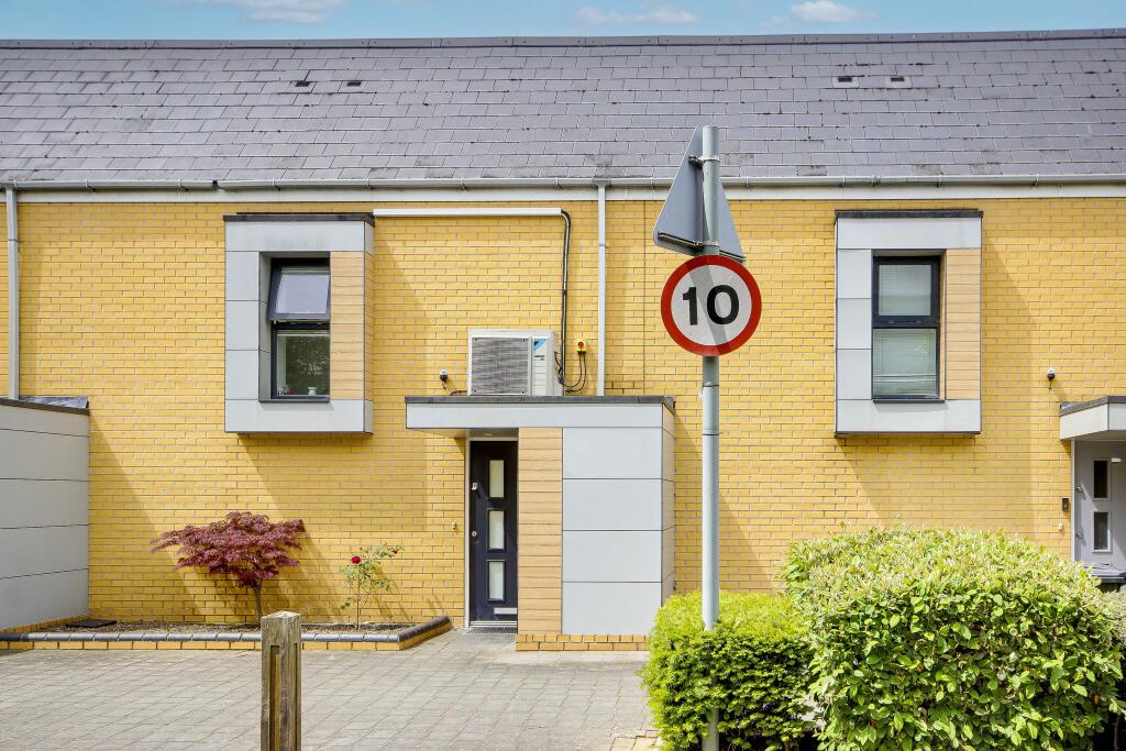 2 bedroom terraced house for sale in Crescent, EN3