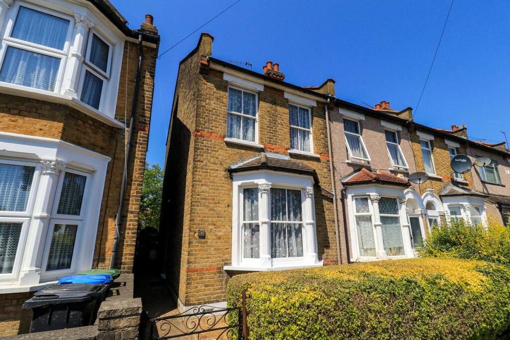 3 bedroom end of terrace house for sale in Rotherfield Road, EN3
