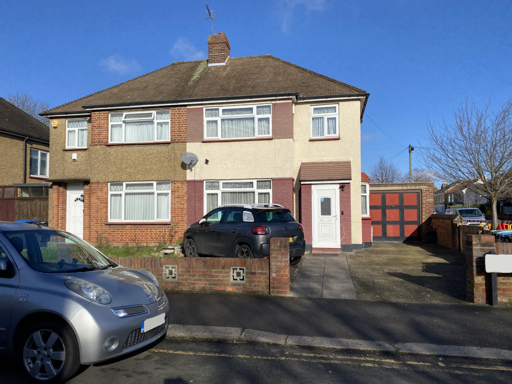 3 bedroom semidetached house for sale in Totteridge Road, EN3