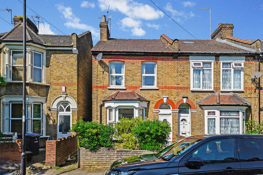 2 bedroom end of terrace house for sale in Titchfield Road, EN3