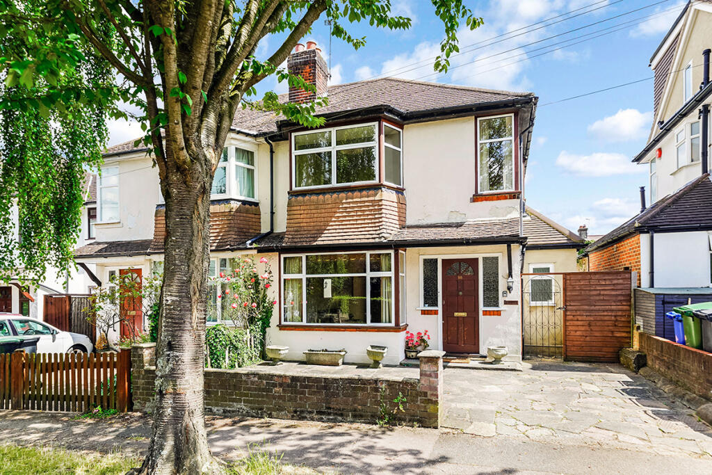 3 bedroom semidetached house for sale in Regent Road, CM16