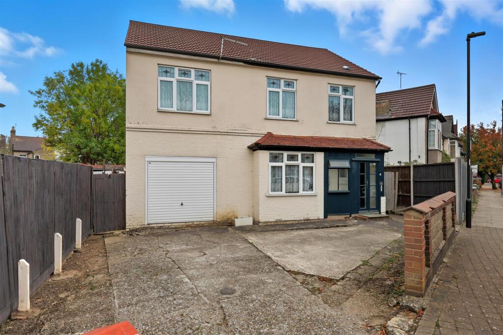5 bedroom detached house