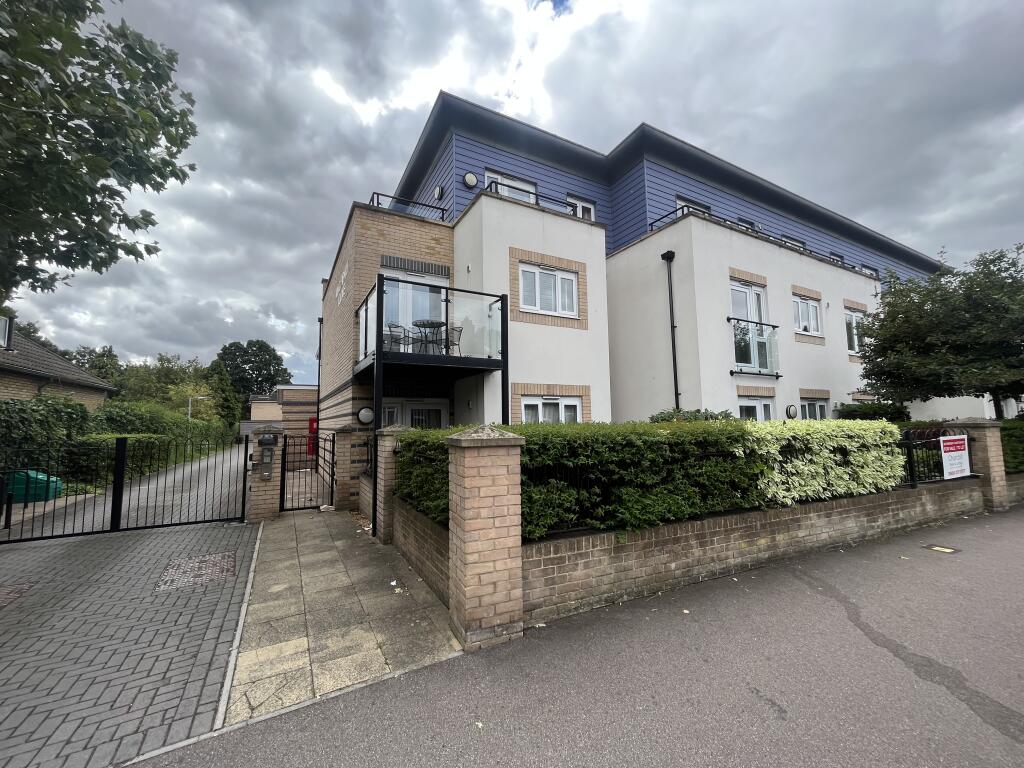 2 bedroom flat for sale in King Henry Lodge, Hall Lane, Chingford, E4
