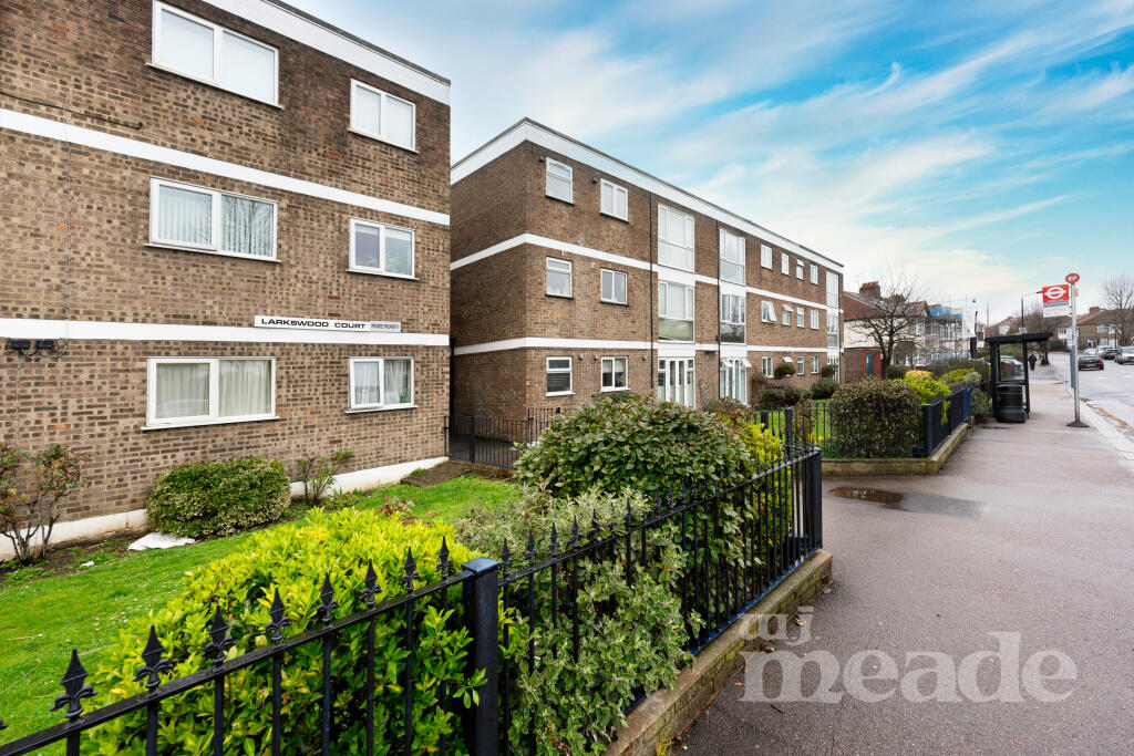 2 bedroom flat for sale in Larkswood Court, The Avenue, Highams Park, E4