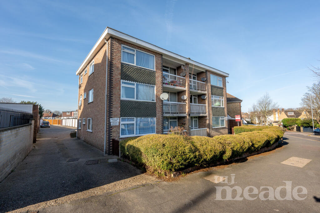 2 bedroom flat for sale in Swallow Court, Hale End Road, Woodford Green