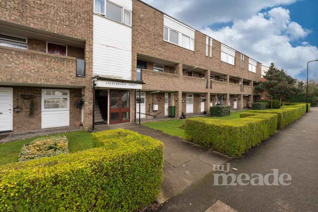 2 bedroom flat for sale in Ingrebourne Court, Chingford Avenue