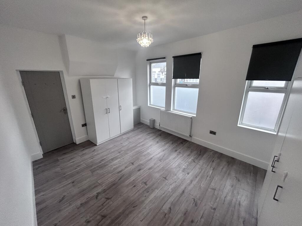 1 bedroom flat for rent in Winchester Road, E4