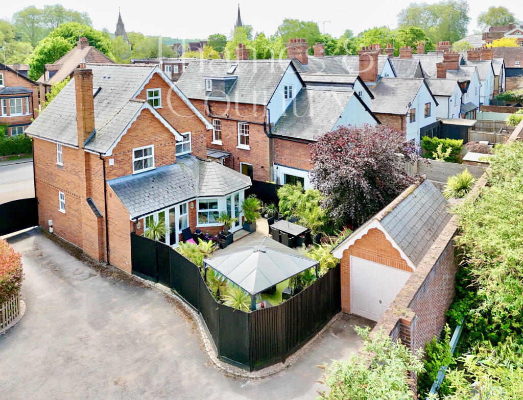 Main image of property: Detached 4 Double Bed- Garden & Garage Cental Marlow, Station Road
