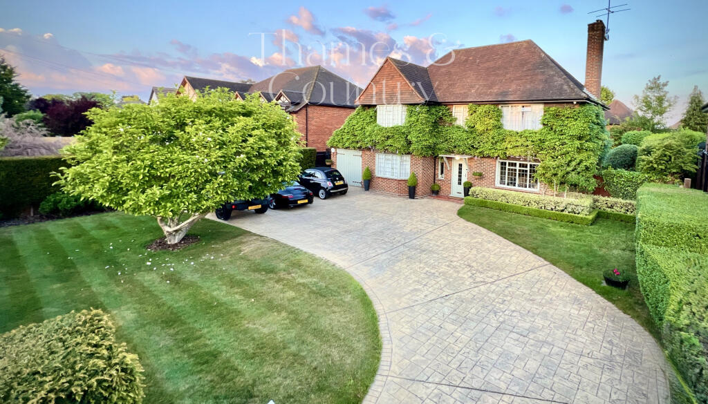 Main image of property: DEPOSIT CONTRIBUTION - BY Thames & Country.- Green Lane, Burnham - 4BR Detached - 2WC  - 90ft Garden