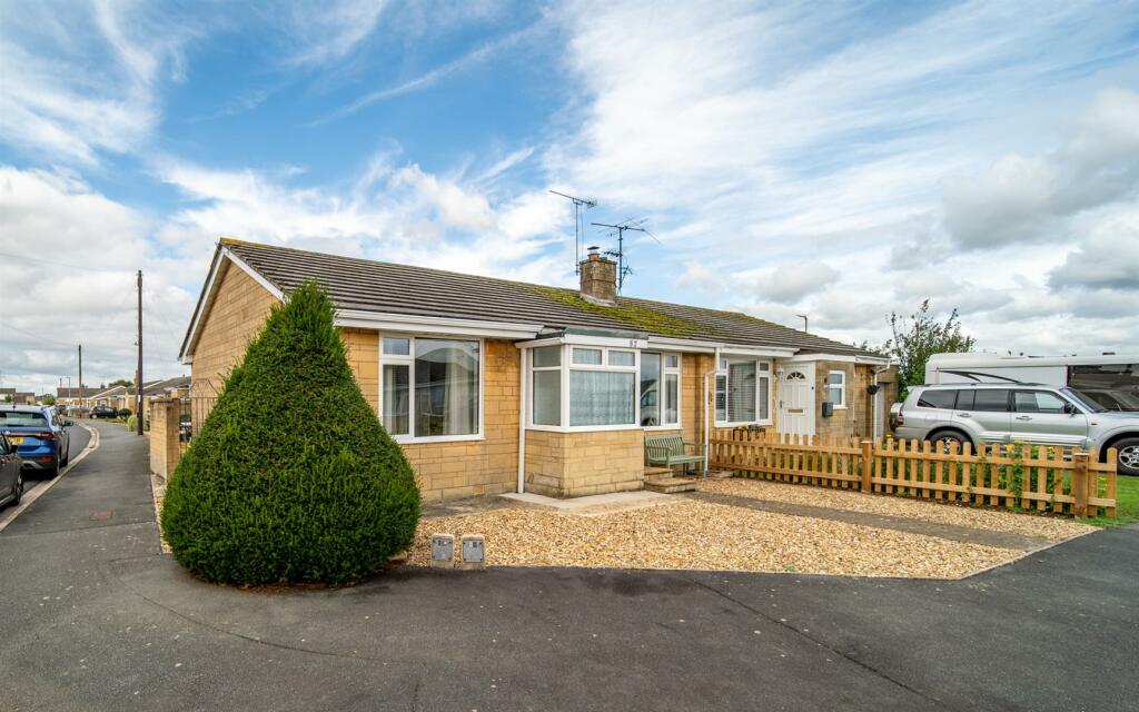 2 Bedroom Semi Detached Bungalow For Sale In Savernake Avenue Melksham