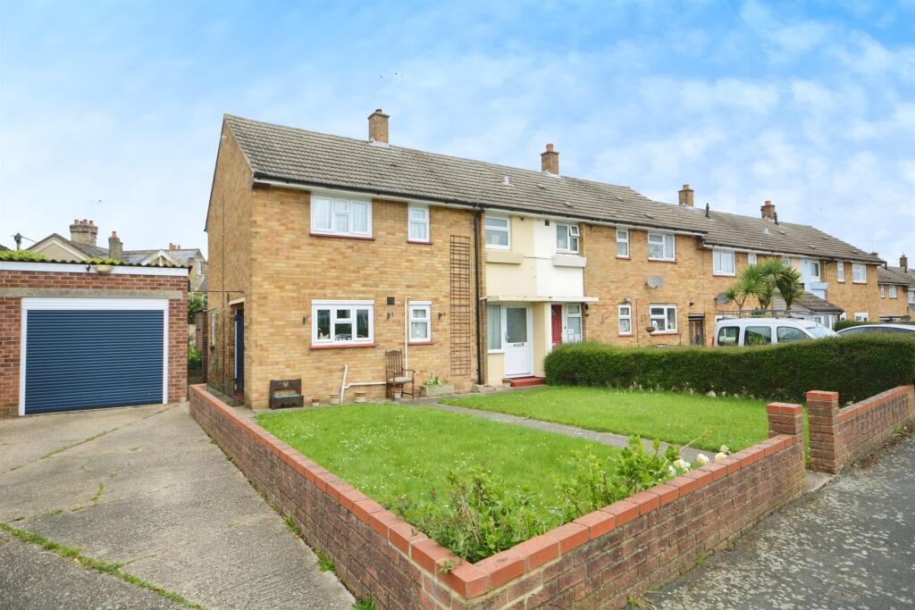 3 bedroom semi-detached house for sale in Meadgate Avenue, Chelmsford, CM2