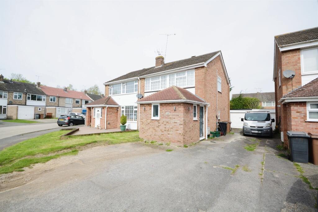3 bedroom semi-detached house for sale in Harrow Way, Chelmsford, CM2