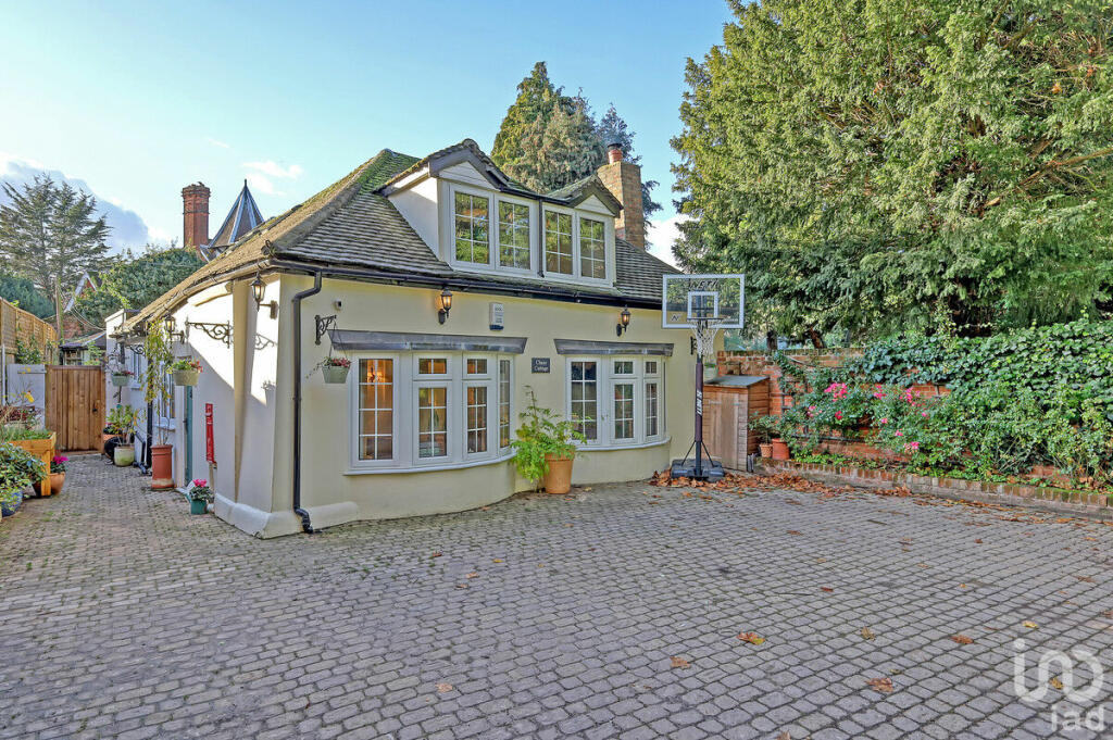 3 bedroom cottage for sale in Laindon Common Road, Little Burstead , CM12