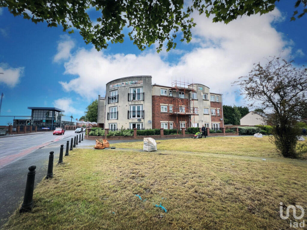 2 bedroom flat for sale in Waterside Close, Wolverhampton, WV2