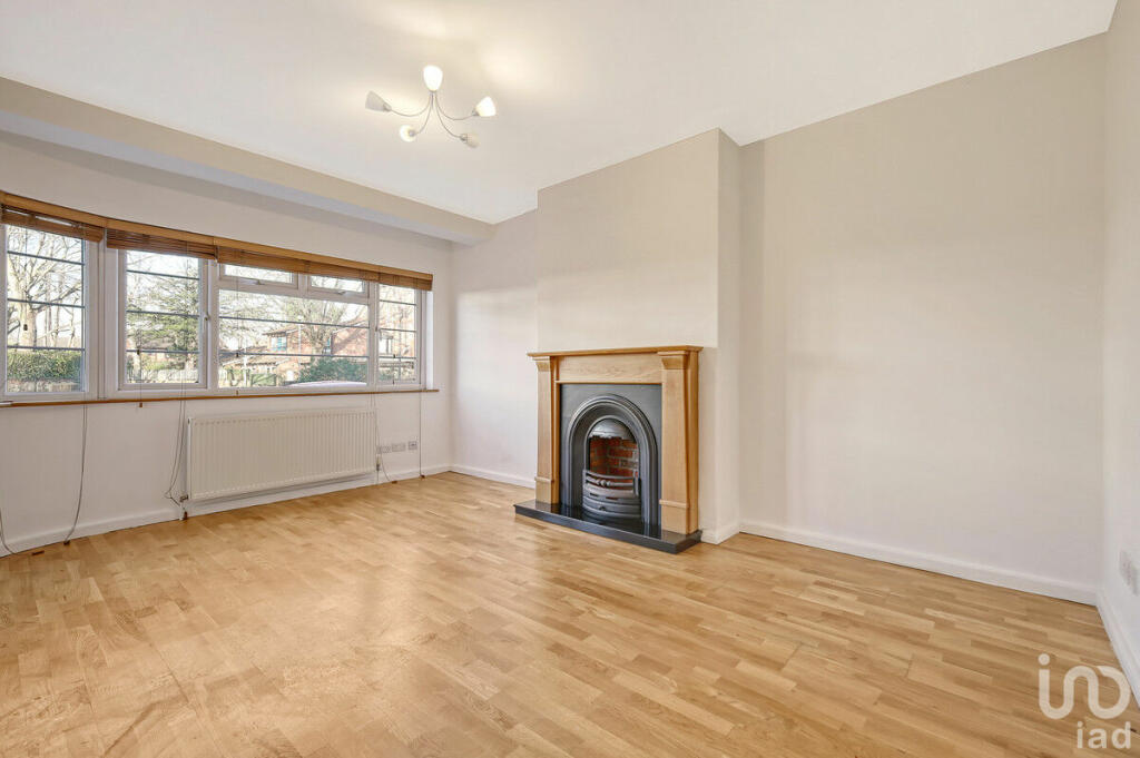 2 bedroom for sale in Hermon Hill, Wanstead, E11