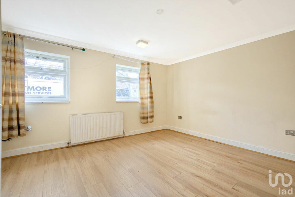 3 bedroom end of terrace house for sale in Elfrida Close, Woodford