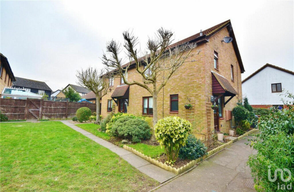 3 bedroom semidetached house for sale in Knebworth Court,