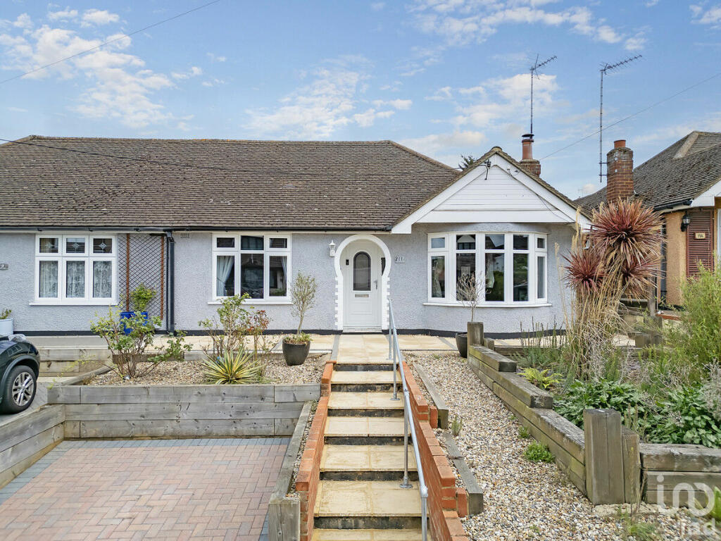 3 bedroom semidetached bungalow for sale in Wick Lane, Wickford, SS11