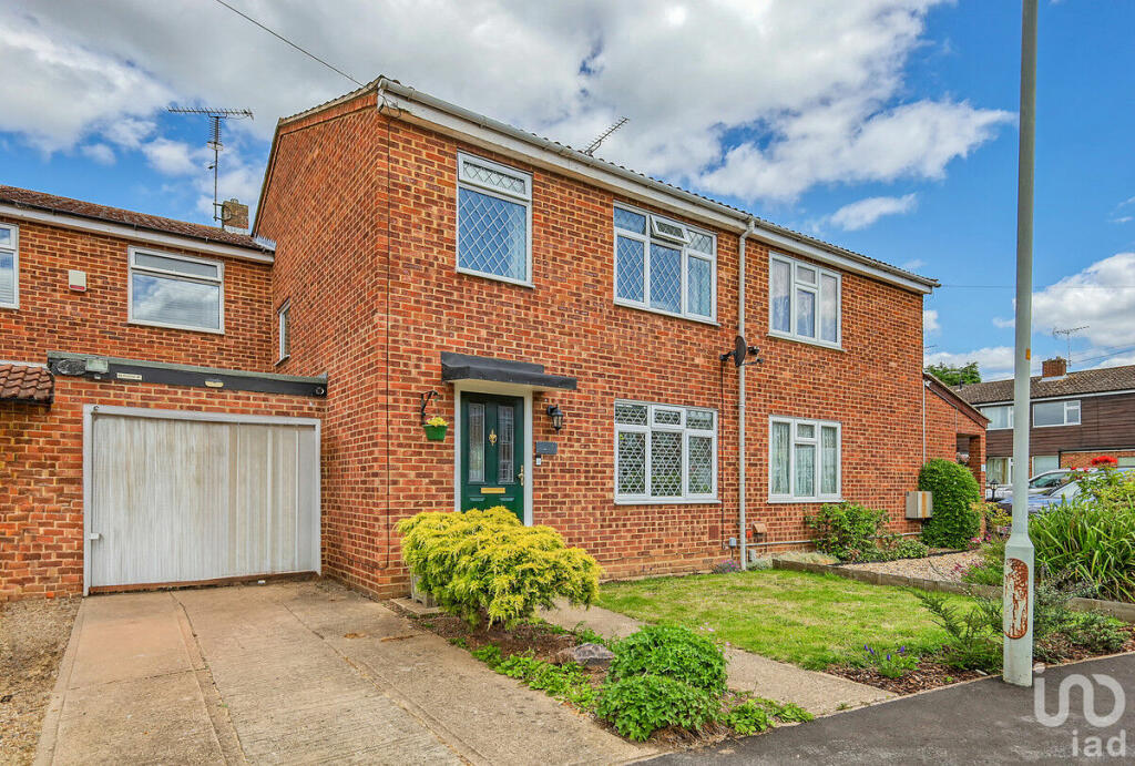 3 bedroom terraced house for sale in Aynsworth Avenue,