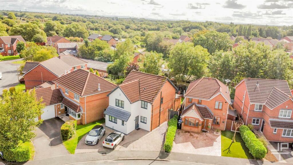 4 bedroom detached house for sale in Ellergreen Road, Hindley Green