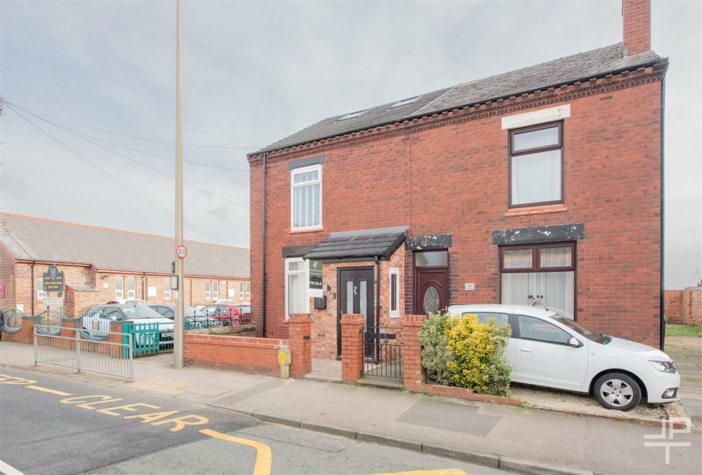2 bedroom semidetached house for sale in Swan Lane, Hindley Green